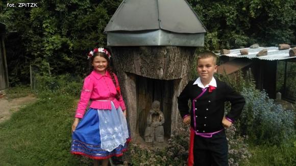Mali tancerze ludowi z Kutna na pracowitych wakacjach
