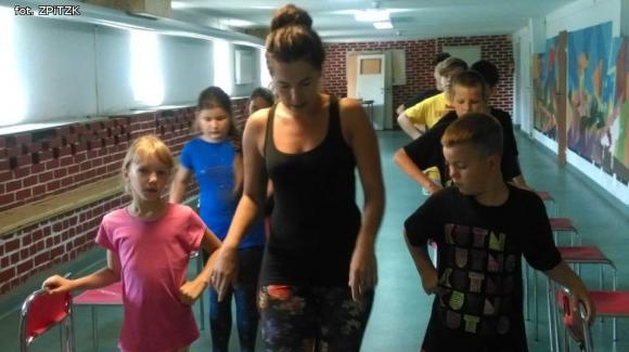 Mali tancerze ludowi z Kutna na pracowitych wakacjach