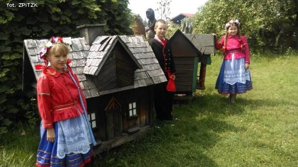 Mali tancerze ludowi z Kutna na pracowitych wakacjach