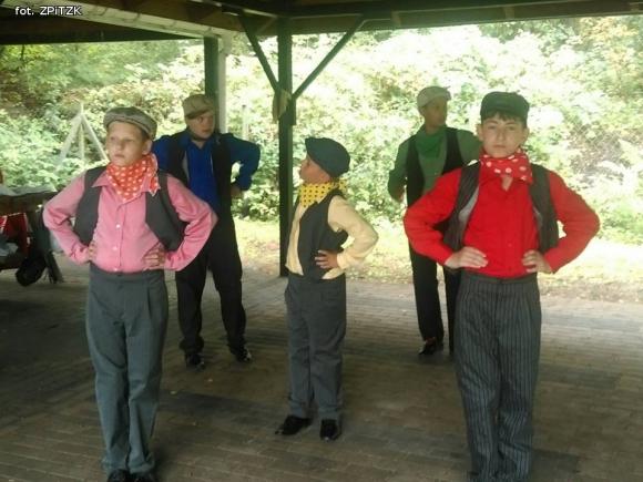 Mali tancerze ludowi z Kutna na pracowitych wakacjach