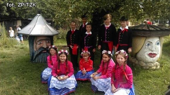 Mali tancerze ludowi z Kutna na pracowitych wakacjach