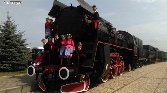 Mali tancerze ludowi z Kutna na pracowitych wakacjach