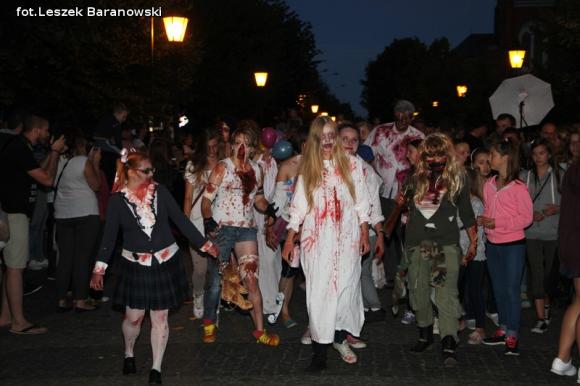 Kino pod fontanną otwarte i zombie na Królewskiej