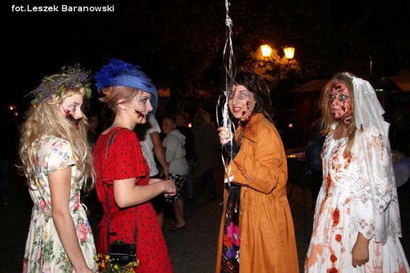 Kino pod fontanną otwarte i zombie na Królewskiej