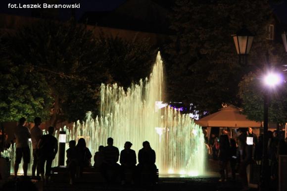 Kino pod fontanną otwarte i zombie na Królewskiej
