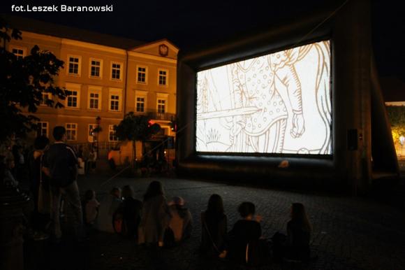 Kino pod fontanną otwarte i zombie na Królewskiej