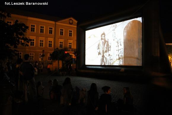 Kino pod fontanną otwarte i zombie na Królewskiej