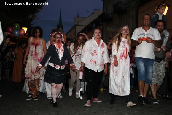 Kino pod fontanną otwarte i zombie na Królewskiej