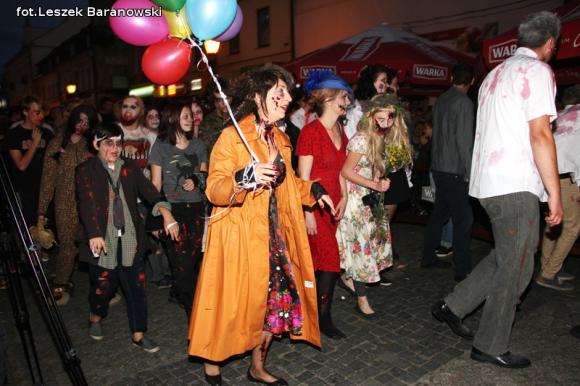 Kino pod fontanną otwarte i zombie na Królewskiej