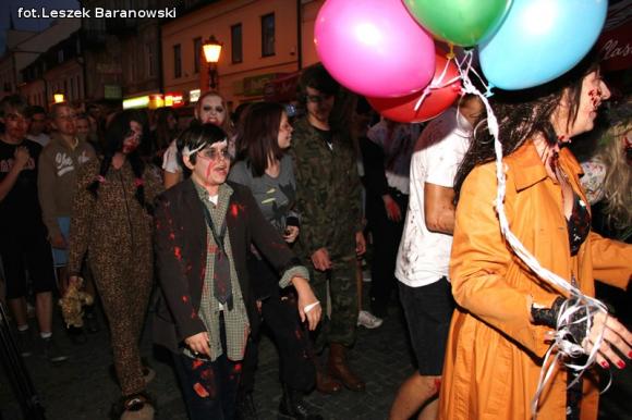 Kino pod fontanną otwarte i zombie na Królewskiej