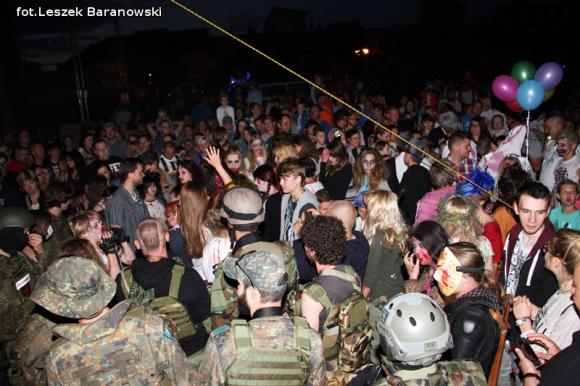 Kino pod fontanną otwarte i zombie na Królewskiej