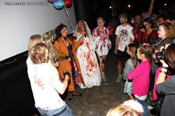 Kino pod fontanną otwarte i zombie na Królewskiej