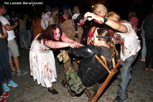 Kino pod fontanną otwarte i zombie na Królewskiej