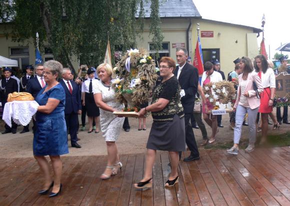 Deszczowe dożynki w Leszczynku