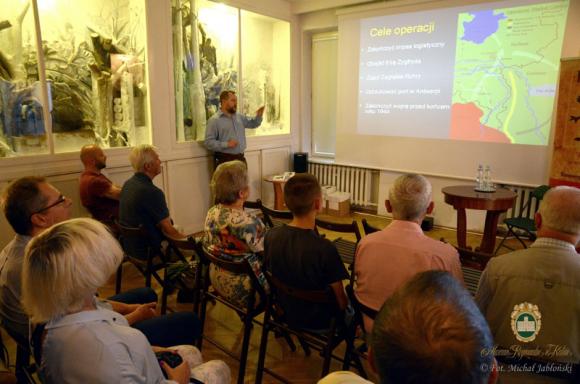 Spotkanie z autorem książki Walczący orzeł. Barwa i broń 1. Samodzielnej Brygady Spadochronowej 1941-1945