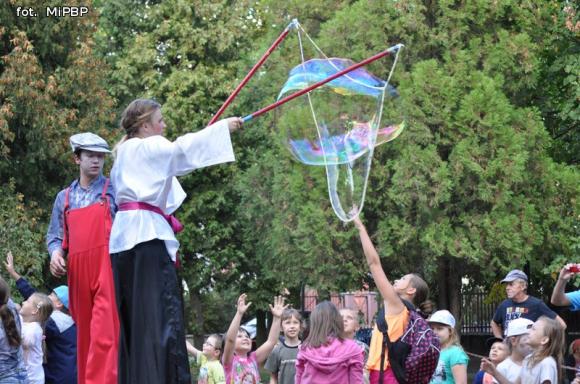 Dzieci z biblioteką pożegnały wakacje