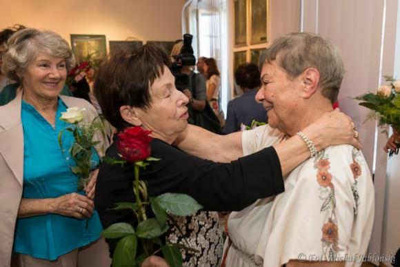 Nagroda Prezydenta Kutna w rękach artystki malarki. Gratulujemy Krystynie Brzozowskiej