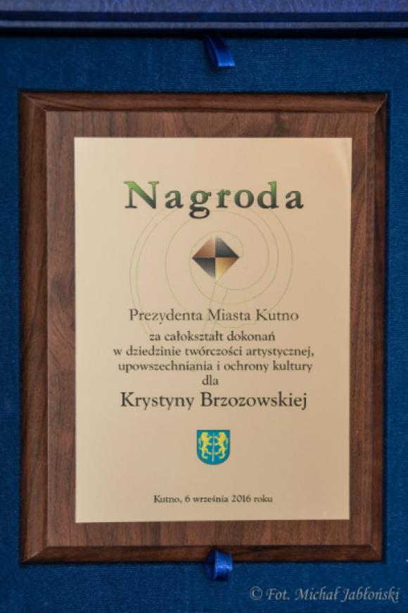 Nagroda Prezydenta Kutna w rękach artystki malarki. Gratulujemy Krystynie Brzozowskiej
