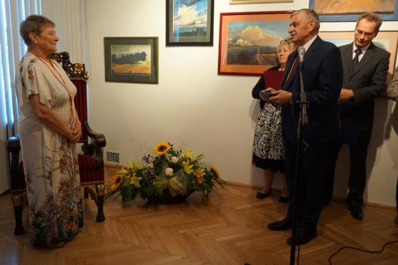 Nagroda Prezydenta Kutna w rękach artystki malarki. Gratulujemy Krystynie Brzozowskiej