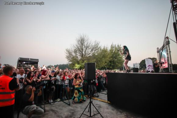 Ewelina Lisowska na początek koncertów nad Ochnią