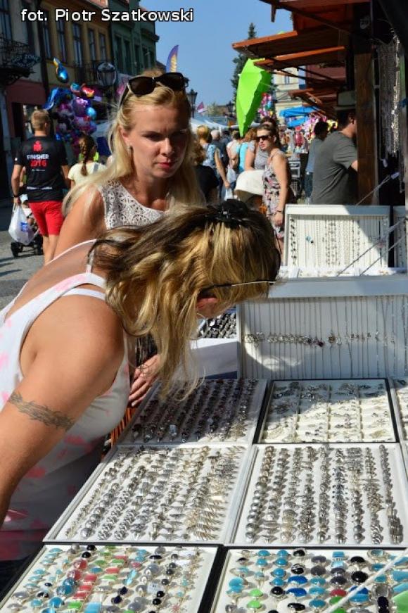 Laureaci Kwietnika, mistrz szybownik, baśniowe obrazy, zabawa w lunaparku. Co widział Piotr podczas drugiego dnia Święta Róży?