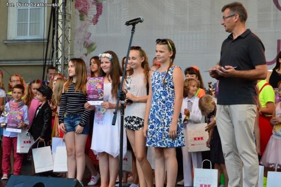 Laureaci Kwietnika, mistrz szybownik, baśniowe obrazy, zabawa w lunaparku. Co widział Piotr podczas drugiego dnia Święta Róży?