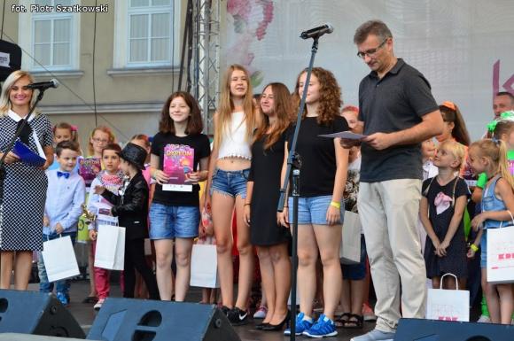 Laureaci Kwietnika, mistrz szybownik, baśniowe obrazy, zabawa w lunaparku. Co widział Piotr podczas drugiego dnia Święta Róży?