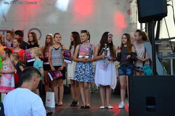 Laureaci Kwietnika, mistrz szybownik, baśniowe obrazy, zabawa w lunaparku. Co widział Piotr podczas drugiego dnia Święta Róży?