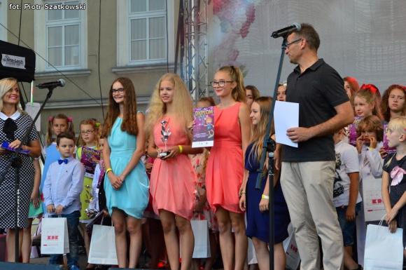 Laureaci Kwietnika, mistrz szybownik, baśniowe obrazy, zabawa w lunaparku. Co widział Piotr podczas drugiego dnia Święta Róży?