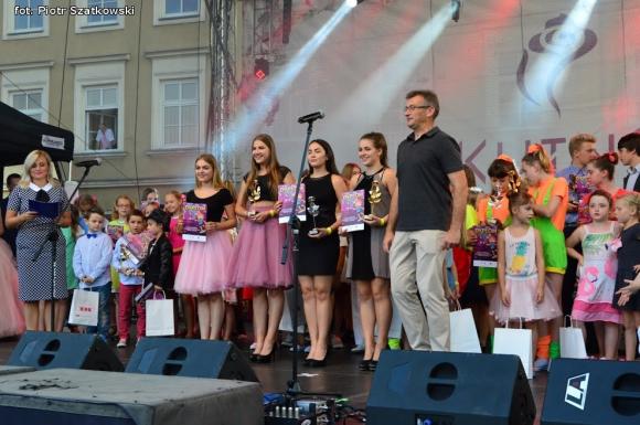 Laureaci Kwietnika, mistrz szybownik, baśniowe obrazy, zabawa w lunaparku. Co widział Piotr podczas drugiego dnia Święta Róży?