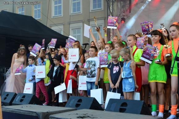 Laureaci Kwietnika, mistrz szybownik, baśniowe obrazy, zabawa w lunaparku. Co widział Piotr podczas drugiego dnia Święta Róży?