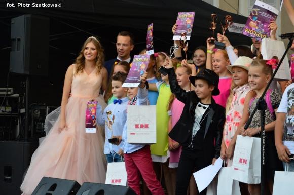 Laureaci Kwietnika, mistrz szybownik, baśniowe obrazy, zabawa w lunaparku. Co widział Piotr podczas drugiego dnia Święta Róży?