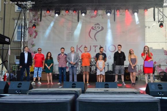 Laureaci Kwietnika, mistrz szybownik, baśniowe obrazy, zabawa w lunaparku. Co widział Piotr podczas drugiego dnia Święta Róży?