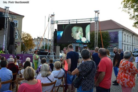Laureaci Kwietnika, mistrz szybownik, baśniowe obrazy, zabawa w lunaparku. Co widział Piotr podczas drugiego dnia Święta Róży?