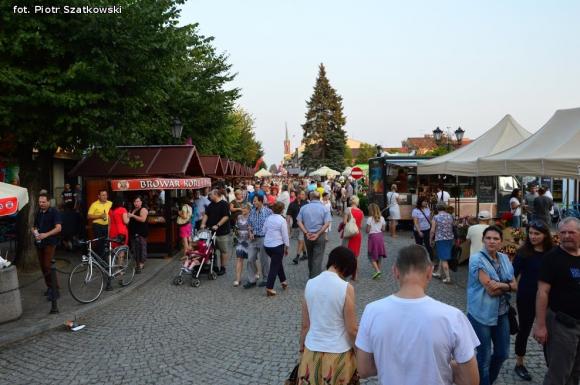 Laureaci Kwietnika, mistrz szybownik, baśniowe obrazy, zabawa w lunaparku. Co widział Piotr podczas drugiego dnia Święta Róży?