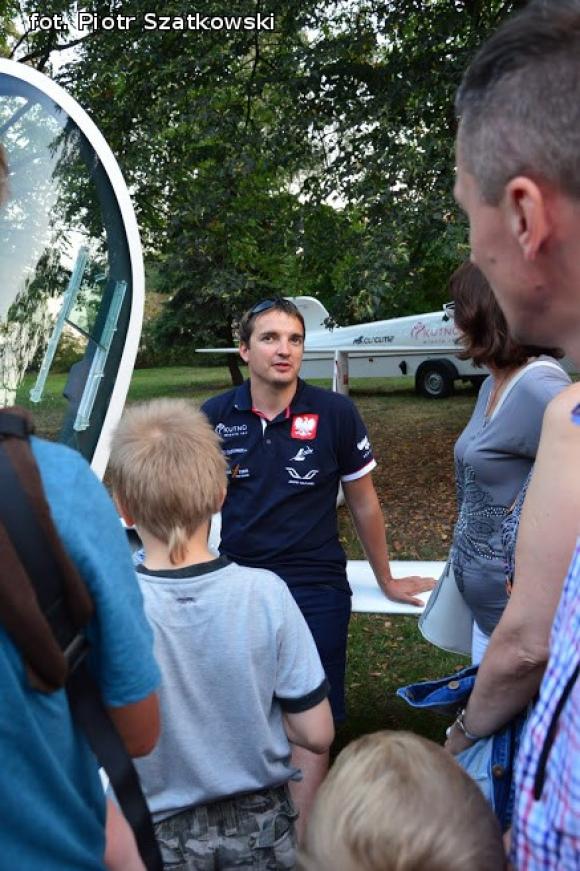 Laureaci Kwietnika, mistrz szybownik, baśniowe obrazy, zabawa w lunaparku. Co widział Piotr podczas drugiego dnia Święta Róży?