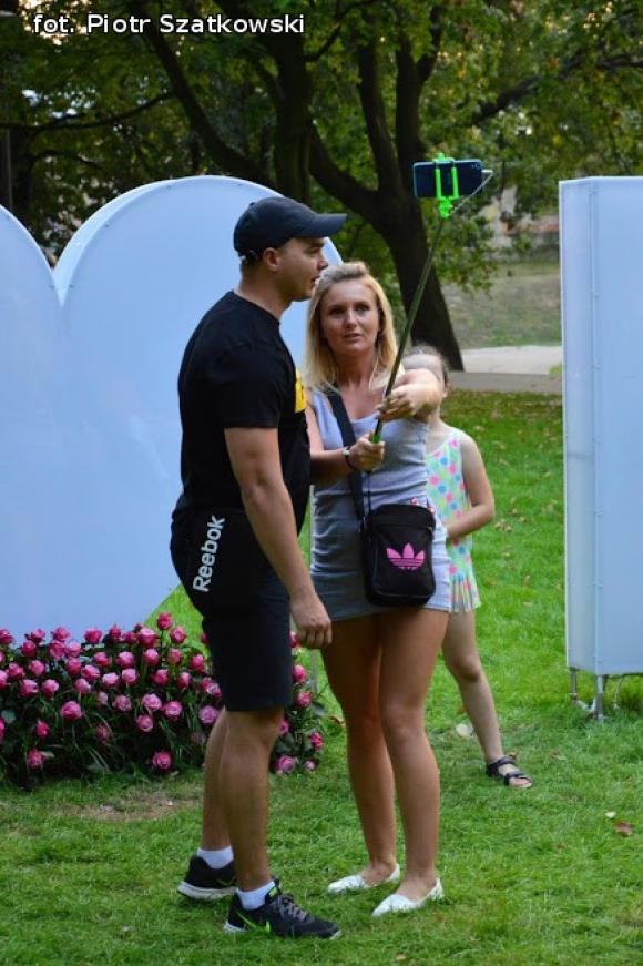 Laureaci Kwietnika, mistrz szybownik, baśniowe obrazy, zabawa w lunaparku. Co widział Piotr podczas drugiego dnia Święta Róży?