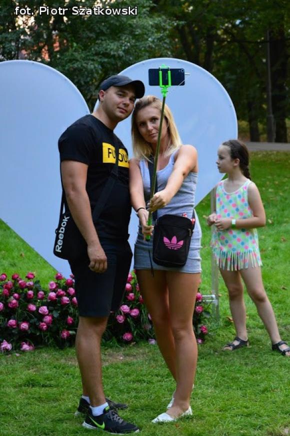 Laureaci Kwietnika, mistrz szybownik, baśniowe obrazy, zabawa w lunaparku. Co widział Piotr podczas drugiego dnia Święta Róży?