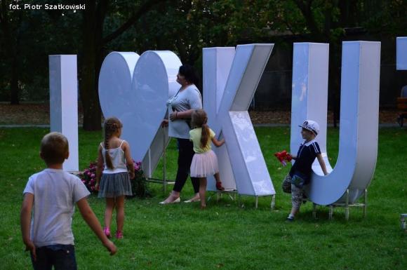Laureaci Kwietnika, mistrz szybownik, baśniowe obrazy, zabawa w lunaparku. Co widział Piotr podczas drugiego dnia Święta Róży?