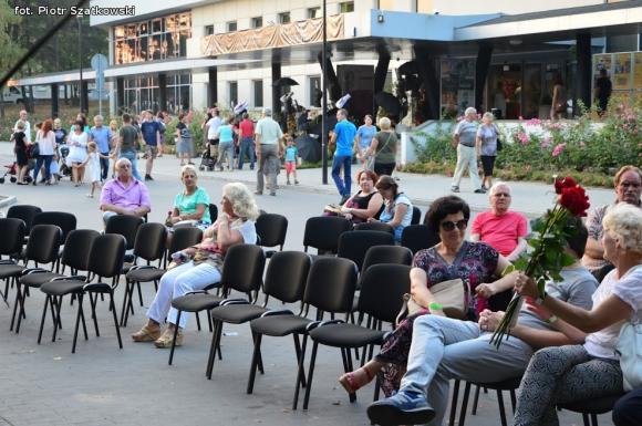 Laureaci Kwietnika, mistrz szybownik, baśniowe obrazy, zabawa w lunaparku. Co widział Piotr podczas drugiego dnia Święta Róży?