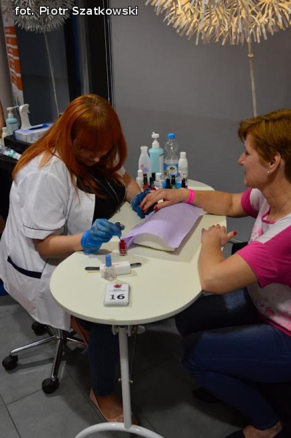 Laureaci Kwietnika, mistrz szybownik, baśniowe obrazy, zabawa w lunaparku. Co widział Piotr podczas drugiego dnia Święta Róży?