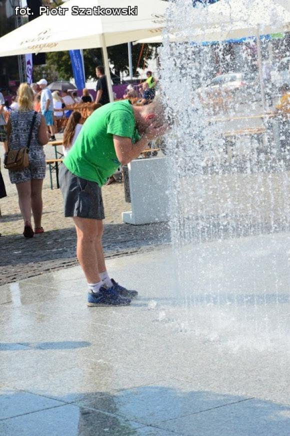 Laureaci Kwietnika, mistrz szybownik, baśniowe obrazy, zabawa w lunaparku. Co widział Piotr podczas drugiego dnia Święta Róży?