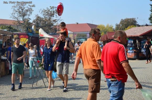 Laureaci Kwietnika, mistrz szybownik, baśniowe obrazy, zabawa w lunaparku. Co widział Piotr podczas drugiego dnia Święta Róży?