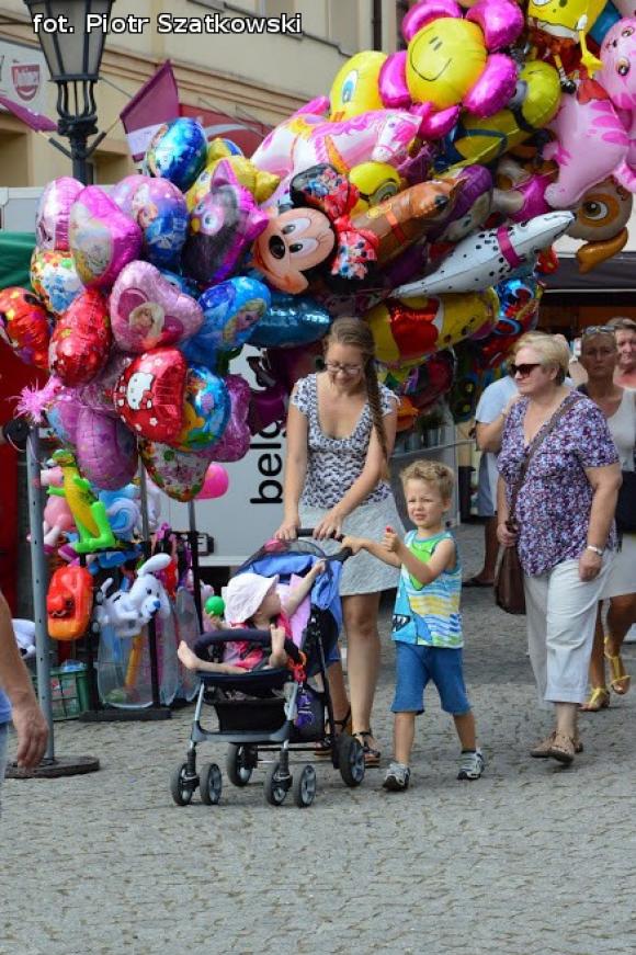 Laureaci Kwietnika, mistrz szybownik, baśniowe obrazy, zabawa w lunaparku. Co widział Piotr podczas drugiego dnia Święta Róży?