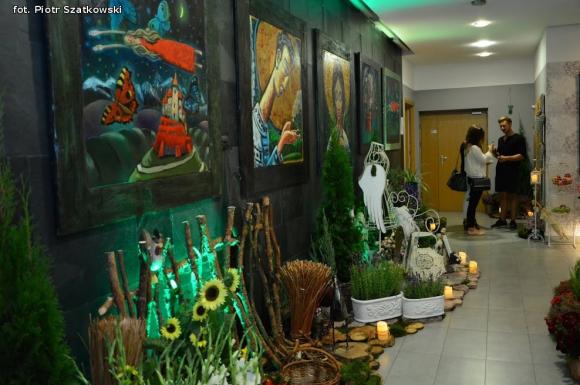 Laureaci Kwietnika, mistrz szybownik, baśniowe obrazy, zabawa w lunaparku. Co widział Piotr podczas drugiego dnia Święta Róży?