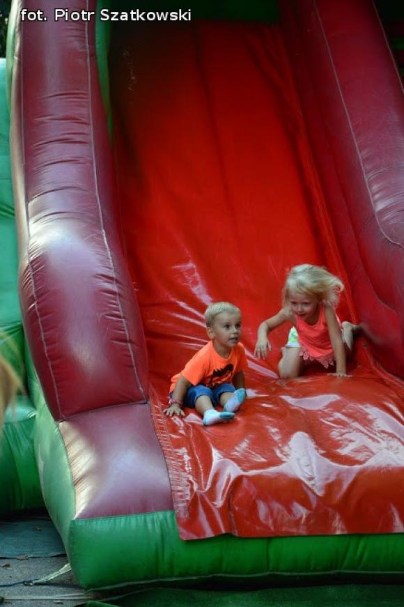 Laureaci Kwietnika, mistrz szybownik, baśniowe obrazy, zabawa w lunaparku. Co widział Piotr podczas drugiego dnia Święta Róży?