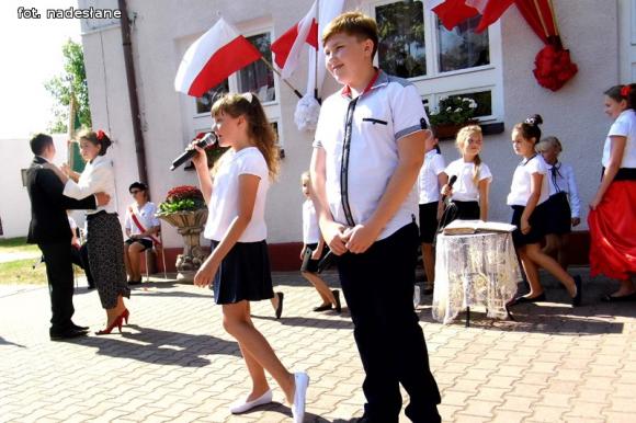 Czas to najlepsza cenzura, a cierpliwość najdoskonalszy nauczyciel. 80-lat Szkoły Podstawowej w Szewcach Nadolnych