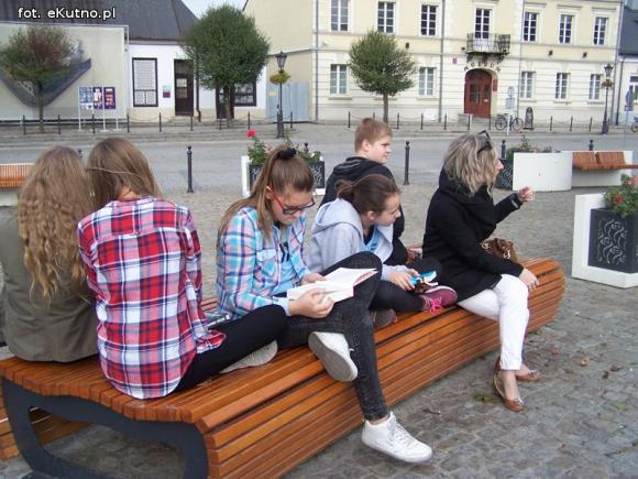 czytaj z eKutno.pl głośno przy fontannie