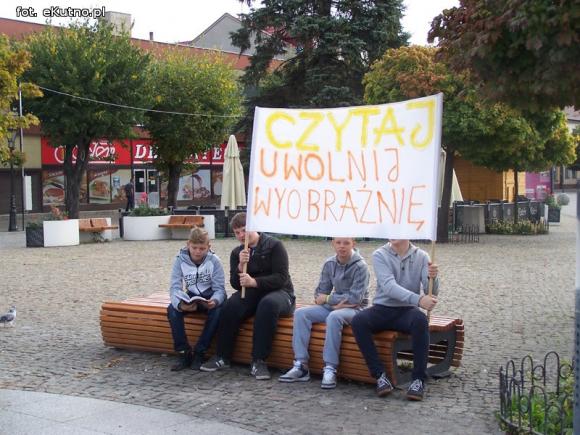 czytaj z eKutno.pl głośno przy fontannie