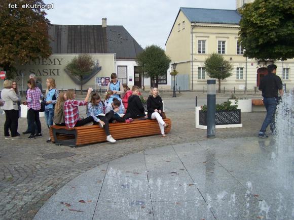 czytaj z eKutno.pl głośno przy fontannie